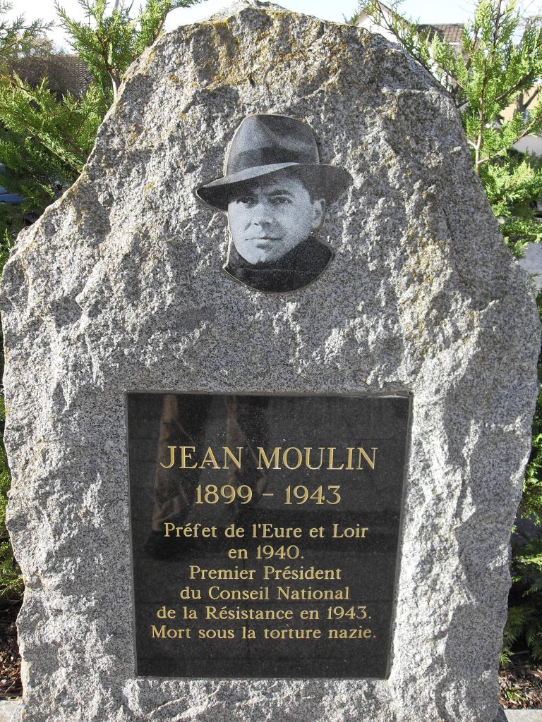 Description Français : France, Les Clayes sous Bois, Yvelines (78) - Monument Jean Moulin devant le bureau de Poste, place de la République. Ce monument a été déplacé en 2016 lors de travaux de réaménagement du parking, et se trouve maintenant près du monument aux morts, devant l'église. Date 31 March 2010, 18:08 Source Own work Author Utilisateur:Djampa - User:Djampa